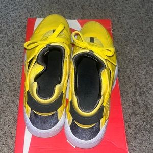 Nike yellow huarache 7 Youth size. light wear